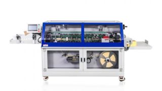 Máquina de gravação de lombada para livro.
