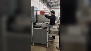 Invólucro de tampa semiautomática na máquina.